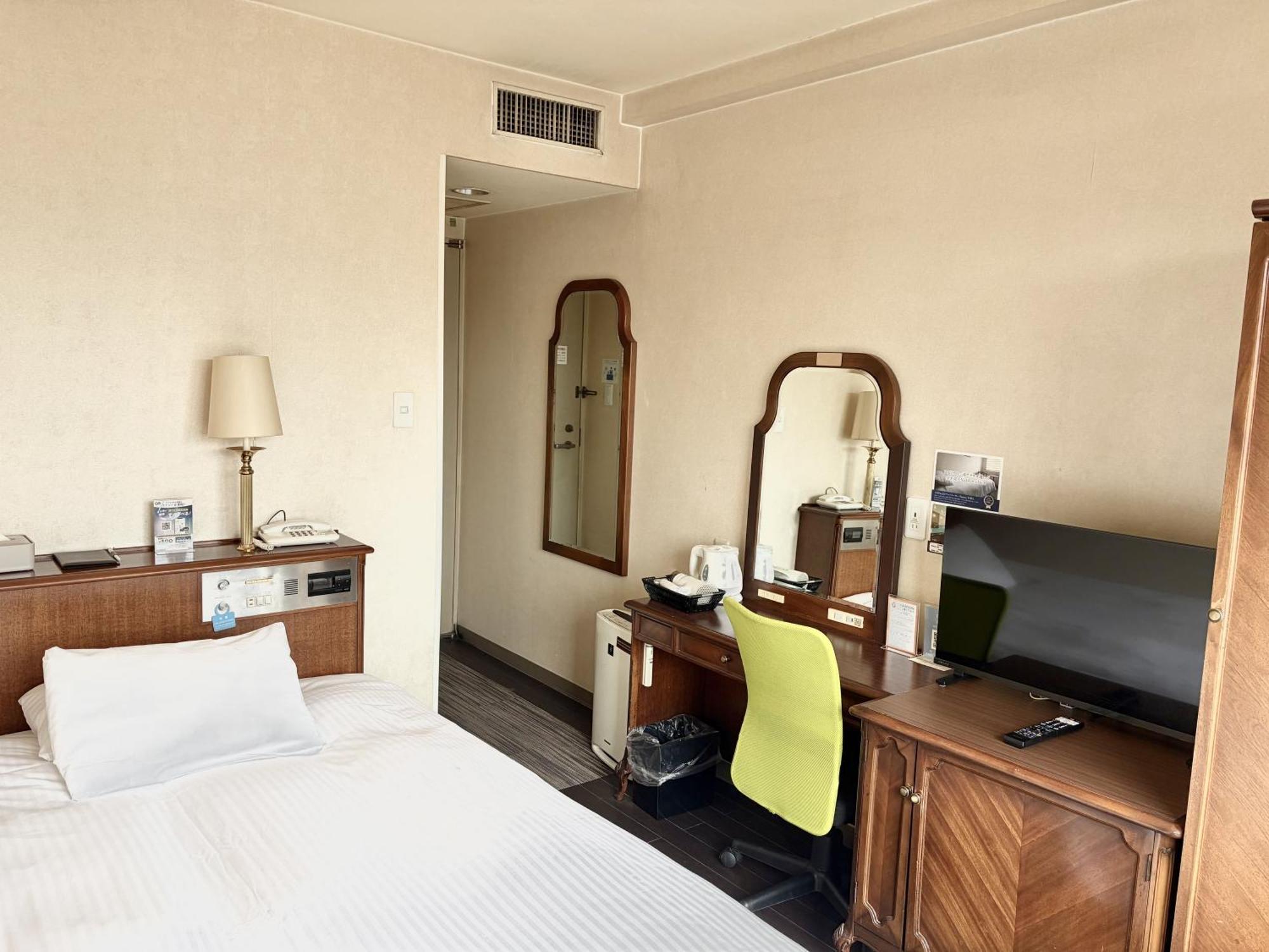 Semi Double Room non Smoking only one bed