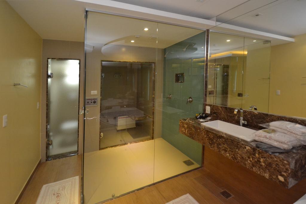 Luxury Suite Spa Bath Sauna
