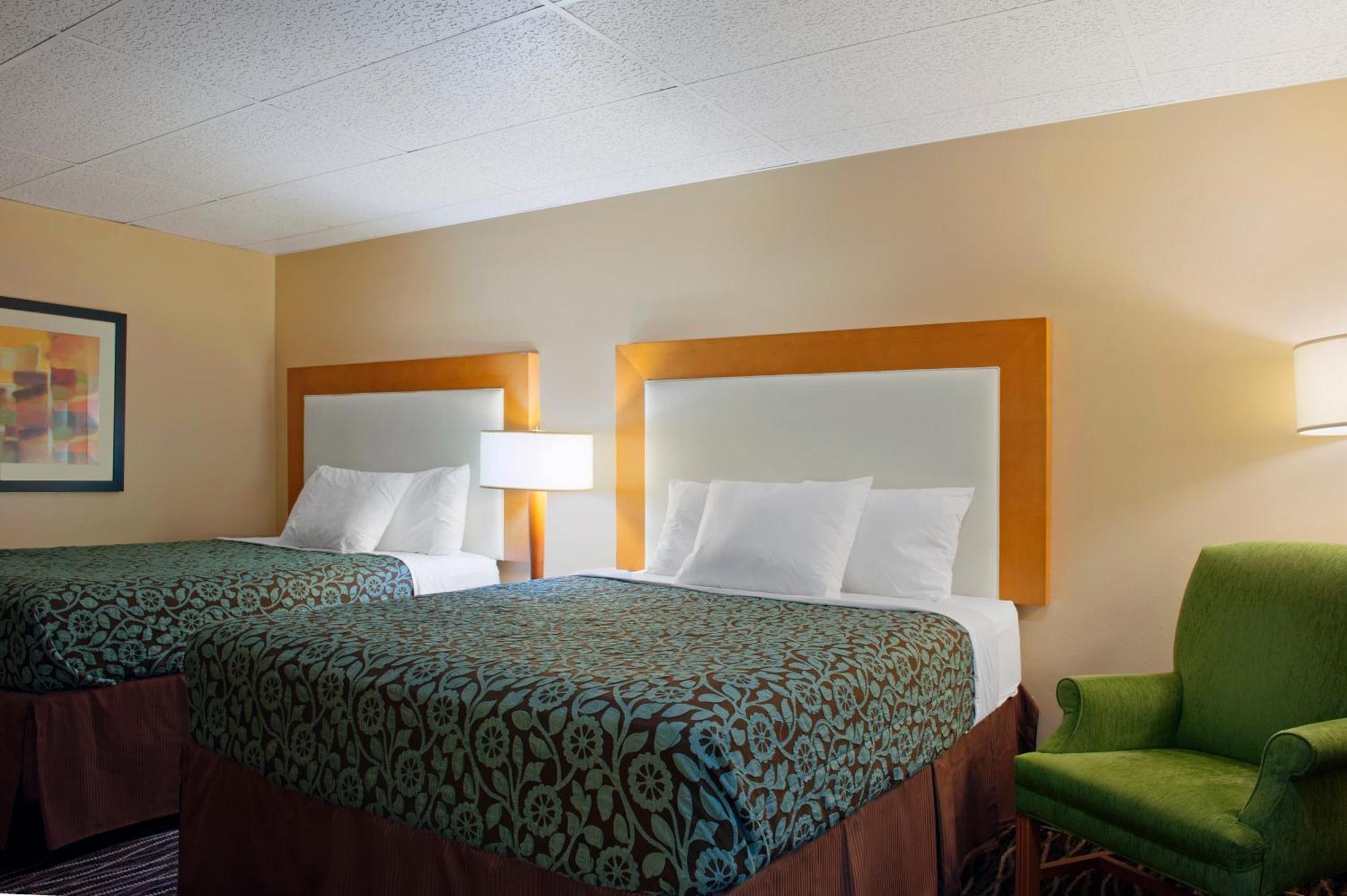 Queen Room Two Queen Beds Bathtub Grab Bars Mobility Accessible or Non-Smoking