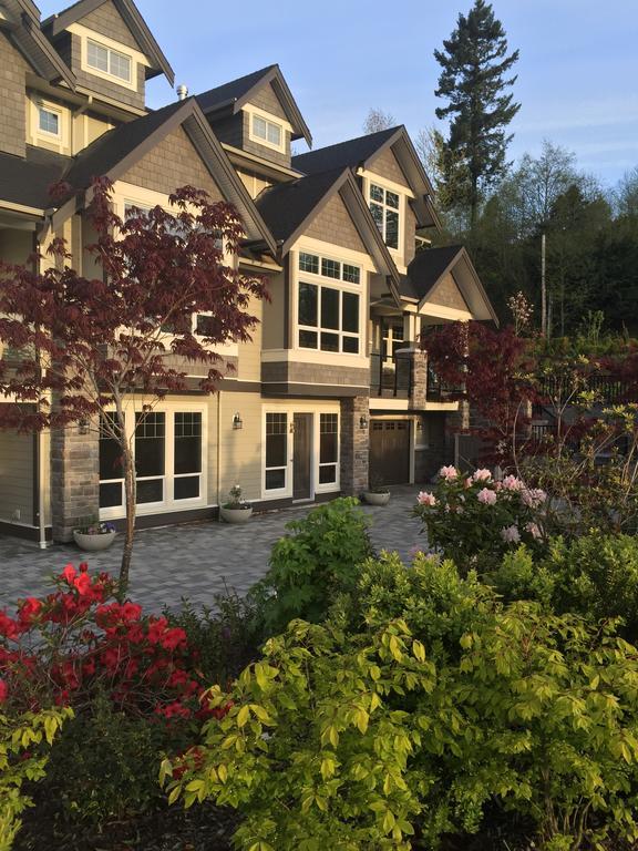 Suite with Balcony and Vineyard View