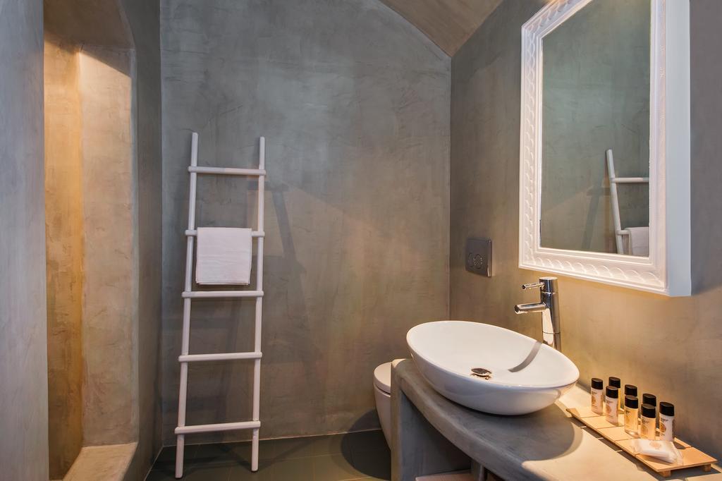 Junior Suite outdoor Tub Caldera View