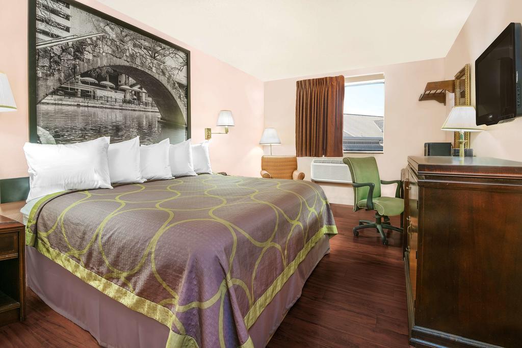 King Room with Bath Tub - Mobility/Hearing Accessible - Non-Smoking
