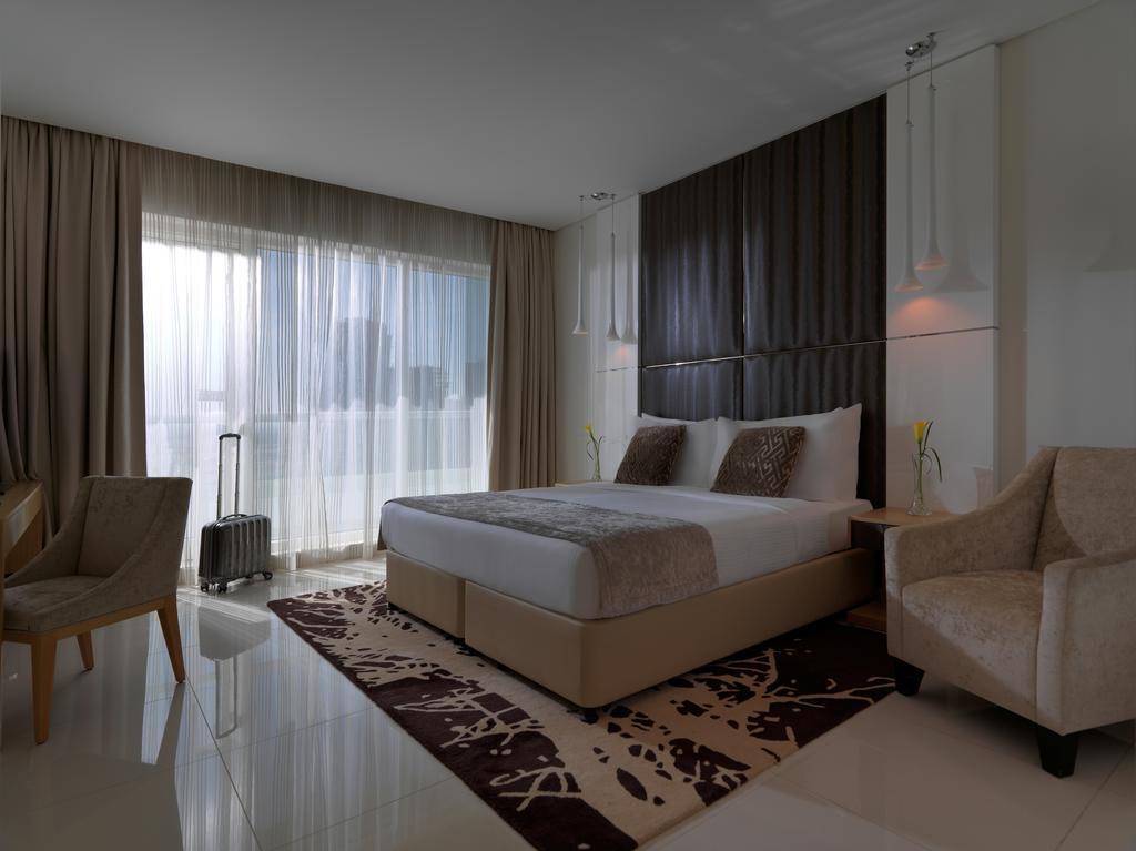 Deluxe Room kitchenette City Skyline View