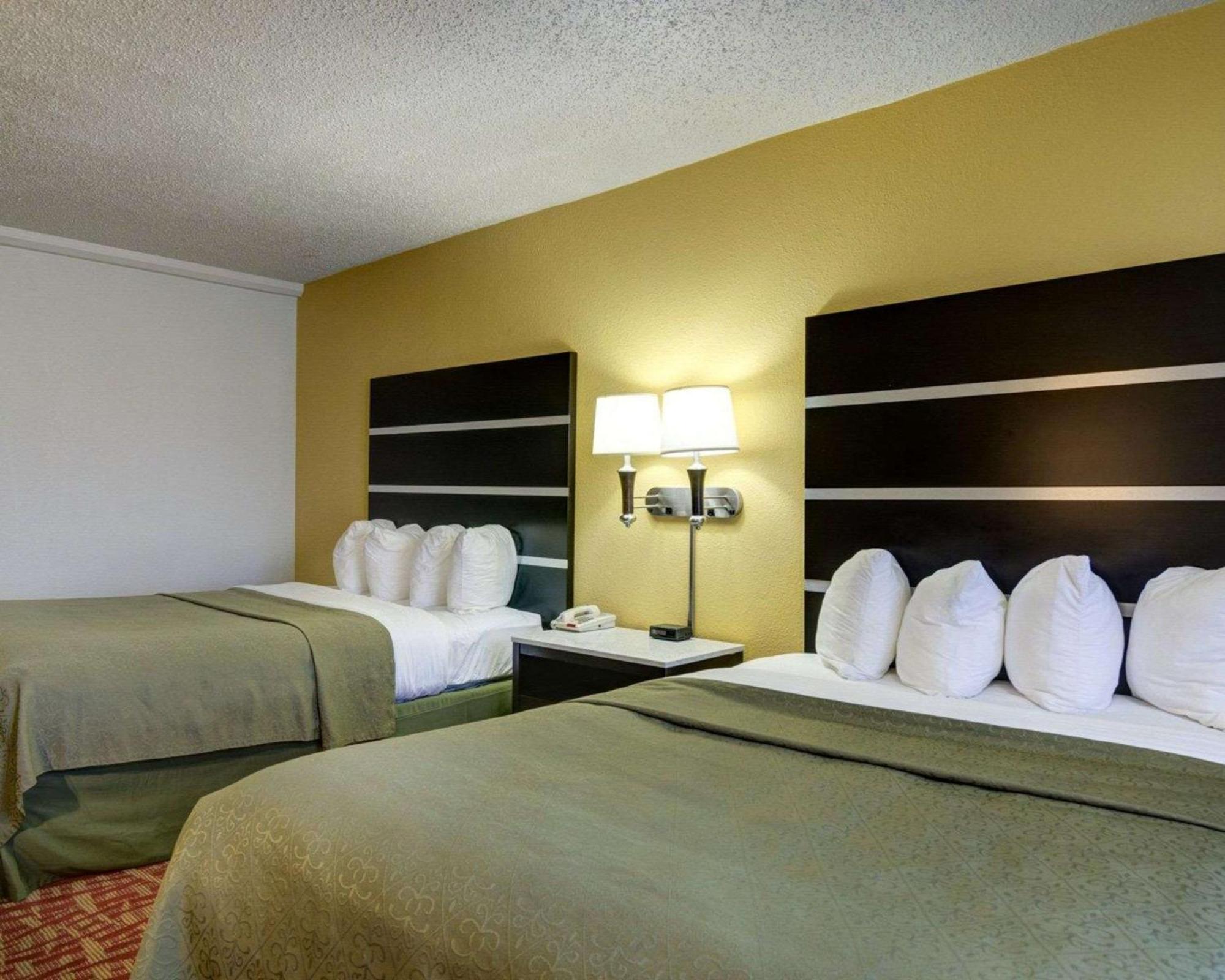 Queen Room Two Queen Beds Smoking
