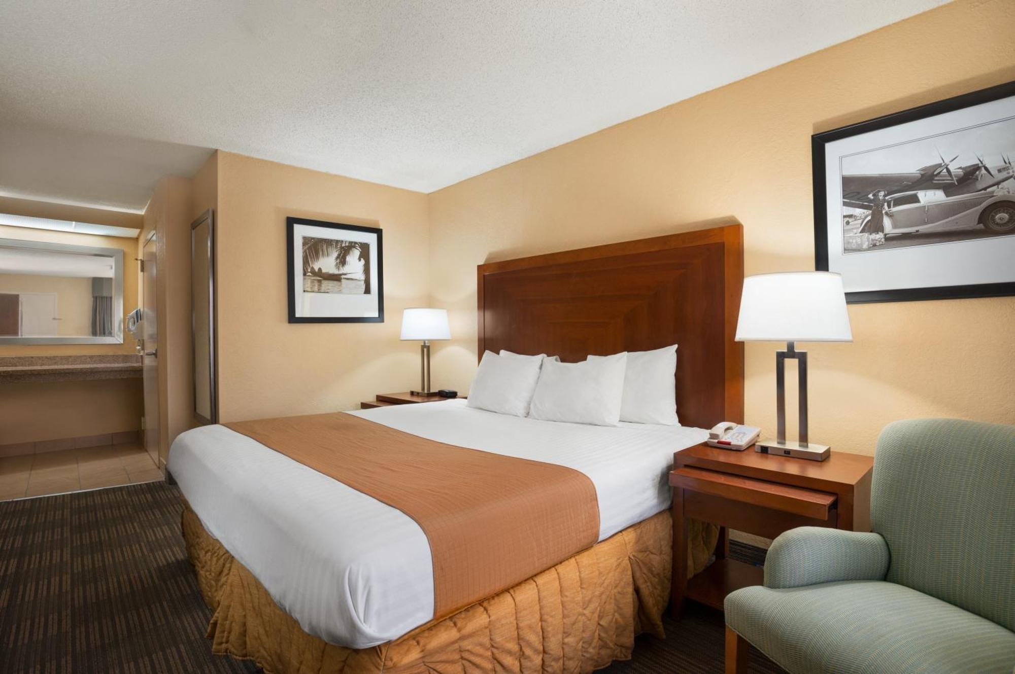 King Room with Bath Tub with Grab Bars - Mobility Accessible/Smoking