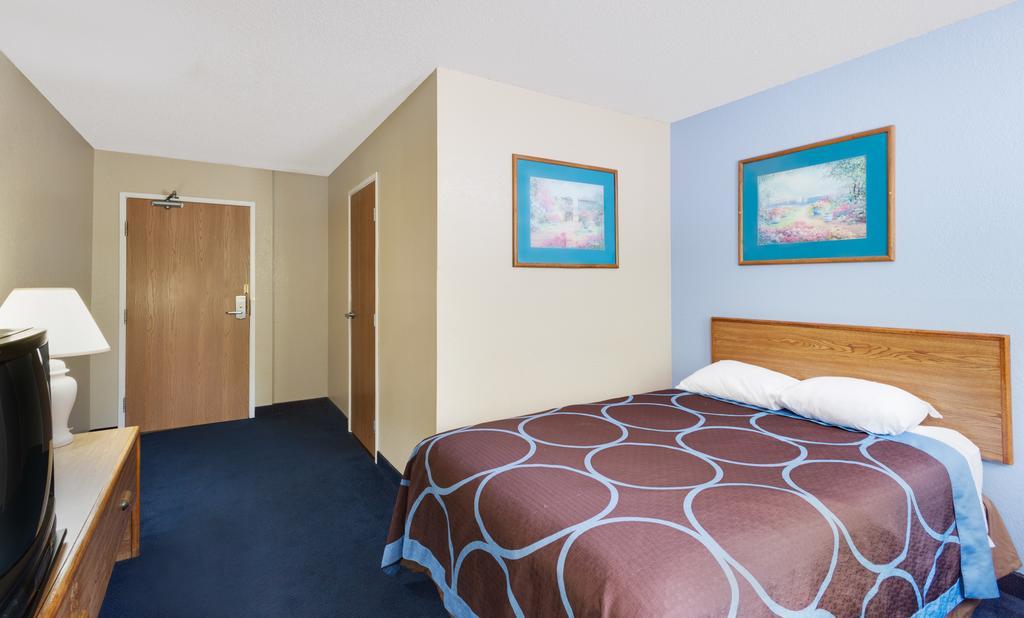 Double Room Bath Tub Mobility or Hearing Accessible Non-Smoking