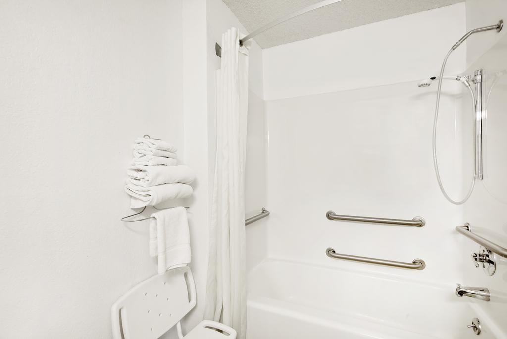 Double Room Bath Tub Mobility or Hearing Accessible Non-Smoking