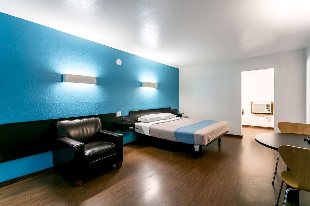 1 Queen Bed | Non-Smoking Kitchen