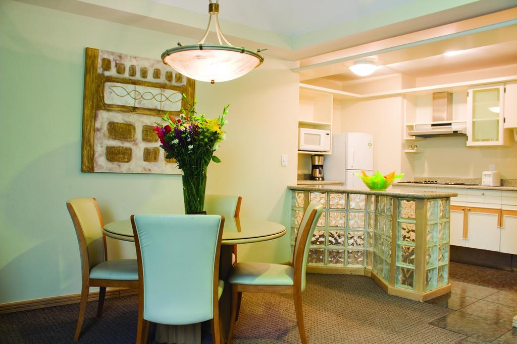 Deluxe Queen Suite