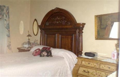 Queen Room with Shared Bathroom - Garden View