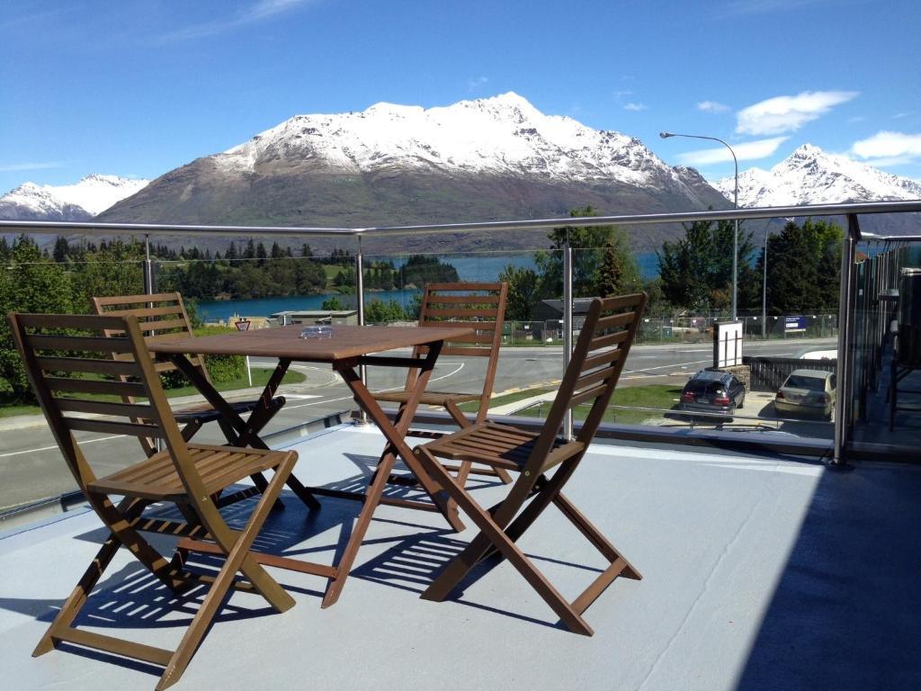 Two-Bedroom Apartment with Mountain View