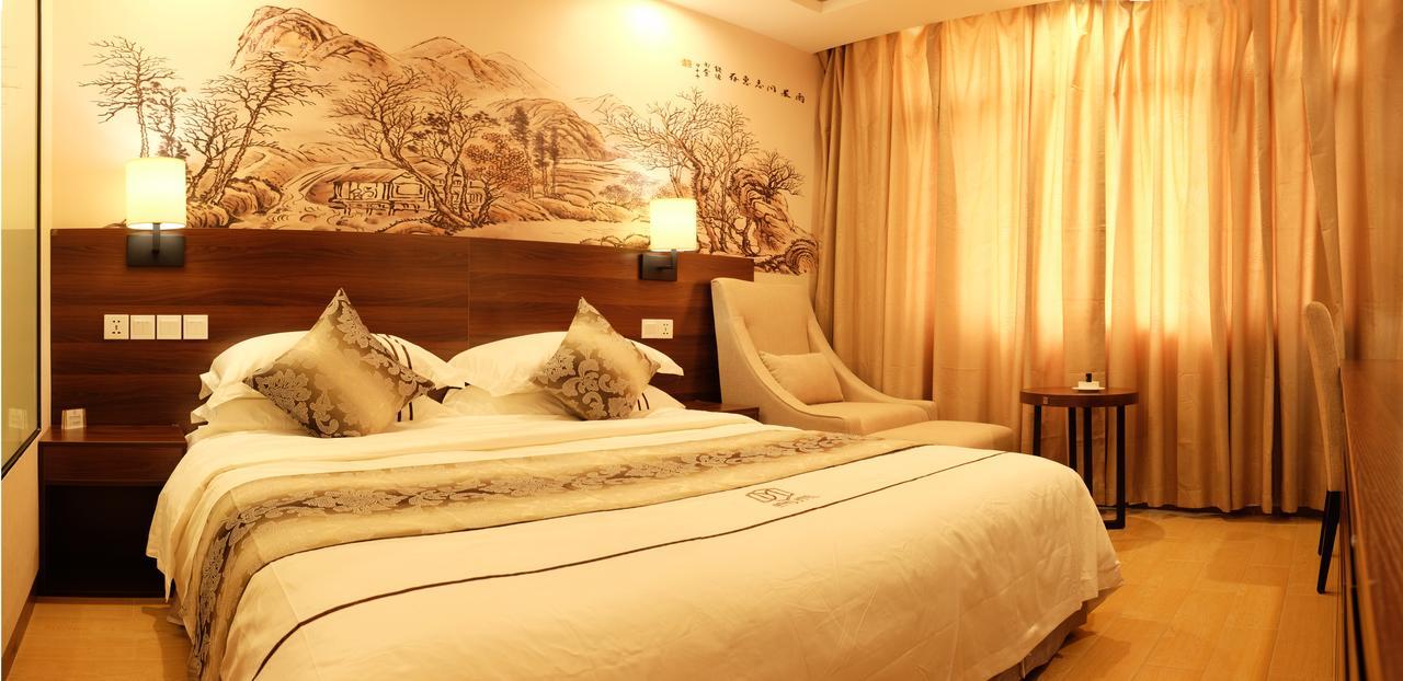 Deluxe Queen Room