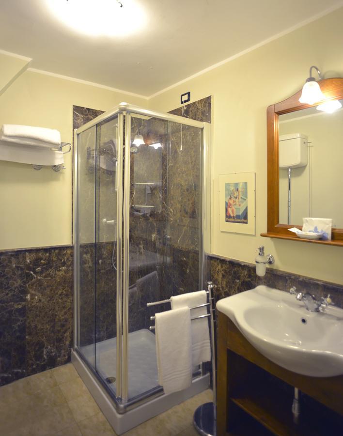 Deluxe Triple Room with Private Bathroom