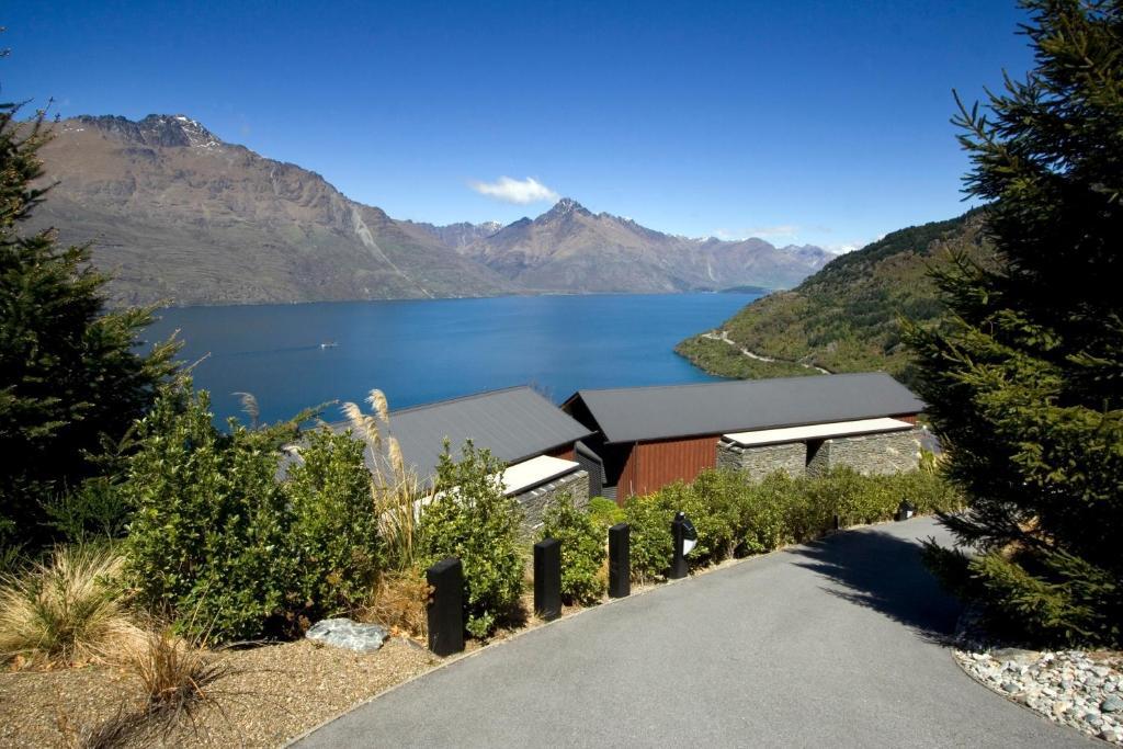 Luxury Lakeview Villa with Jetted Tub