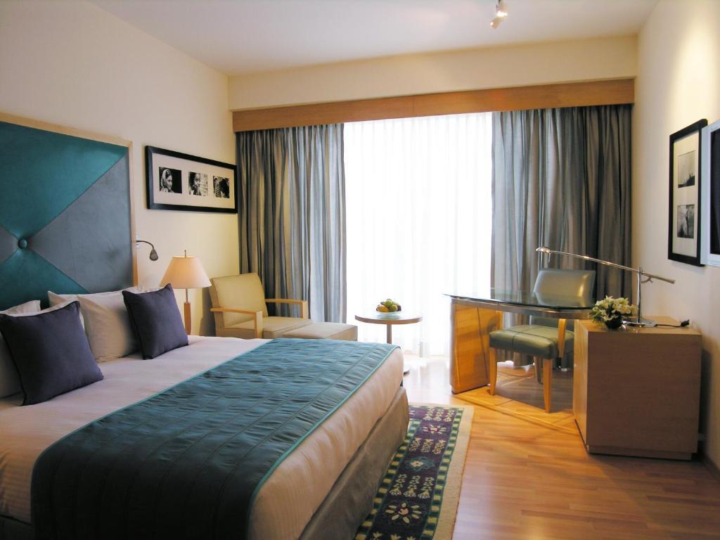 Superior King Room City View