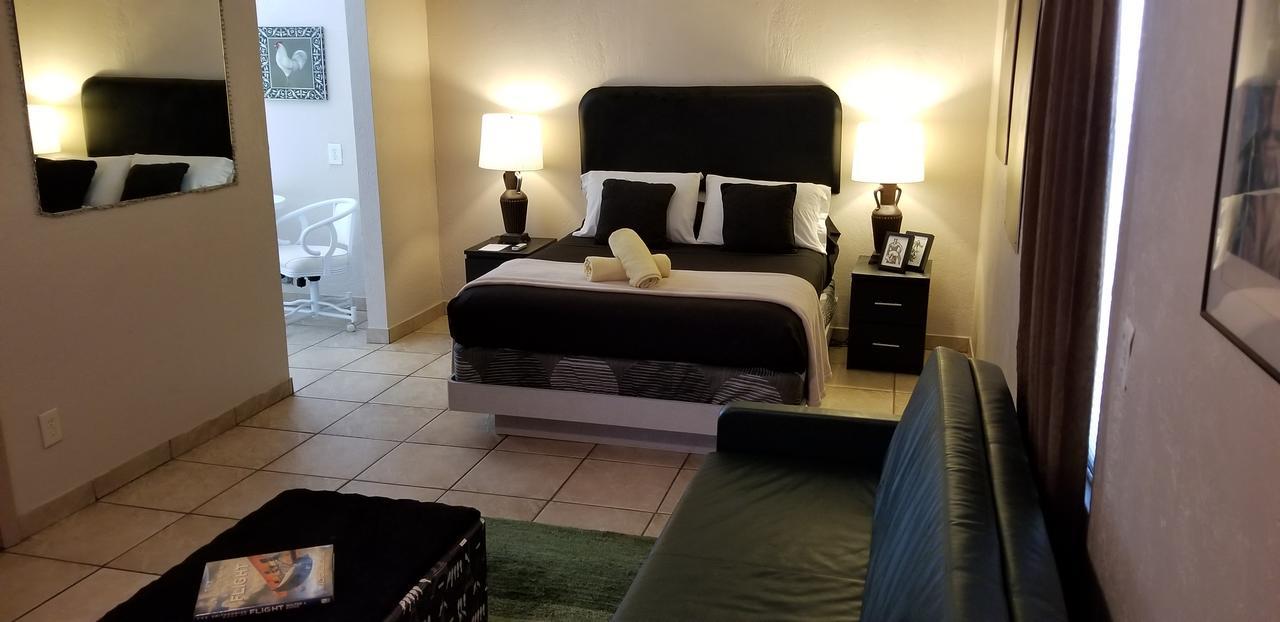 Queen Suite with Pool View
