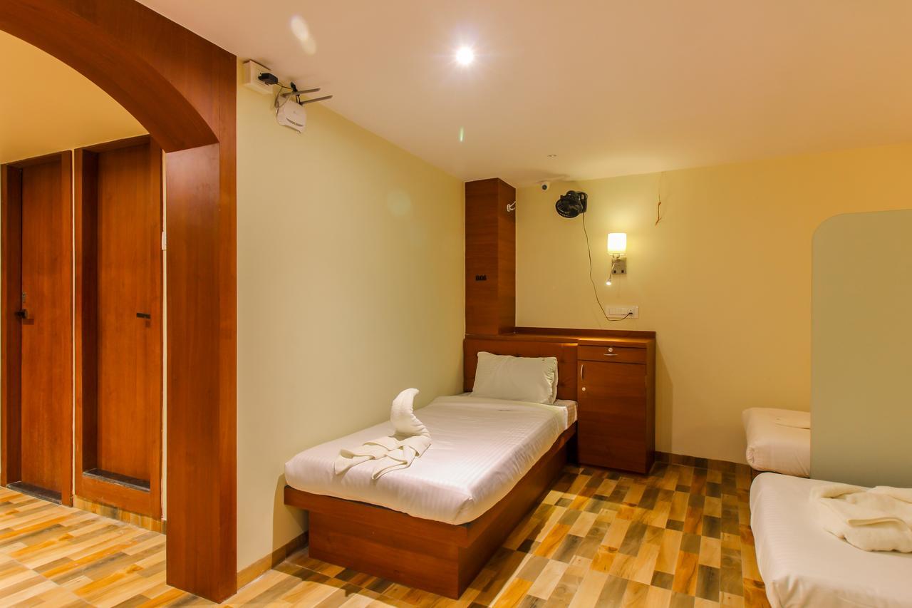 Single Bed in Male Dormitory Room,662494986:JPEG