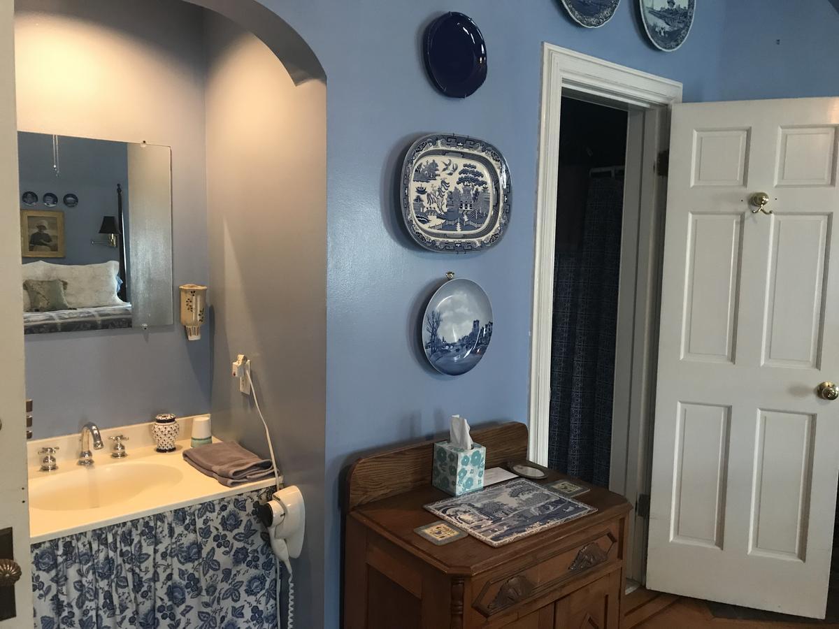 Deluxe Queen Room with Private Bathroom