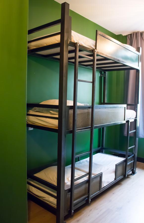 Bed 12-Bed Dormitory Room Bathroom