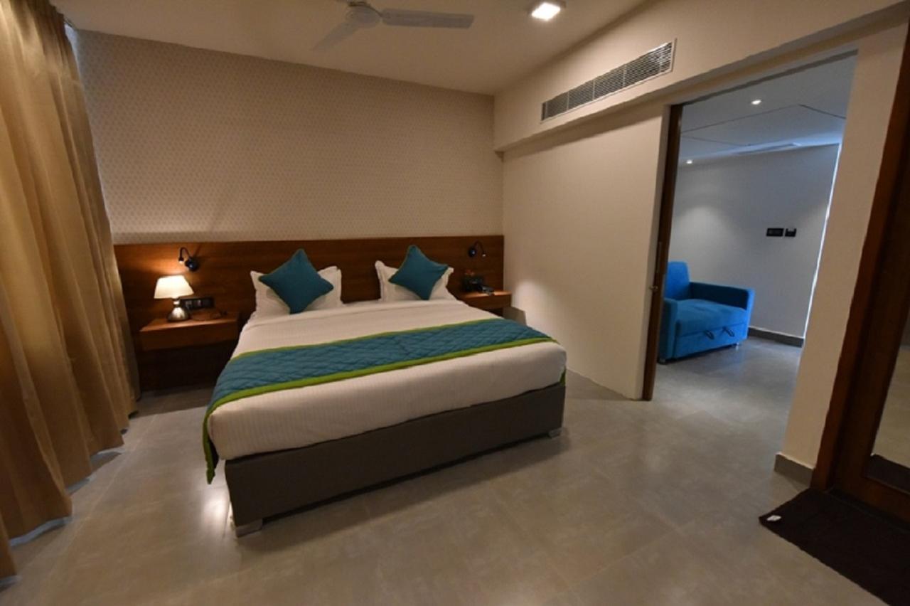 Premium Suite Enjoy 10% off on Evening Cocktails   Early Check-In upto 2 hours (subject to availability) Early Check-In upto 2 hours (subject to availability)