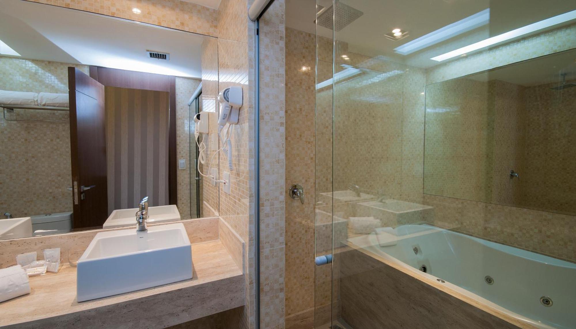 Deluxe Suite Spa Bath