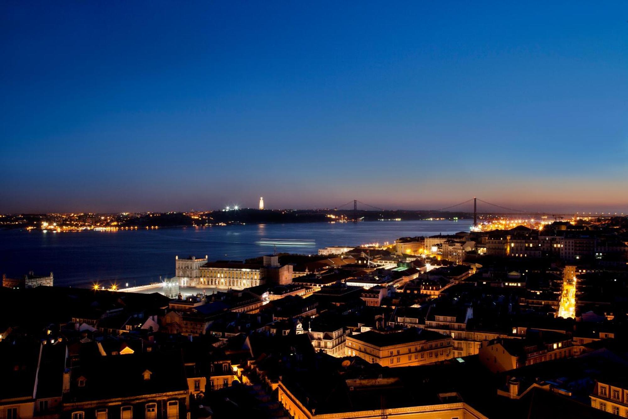 Luxury Attic Suite with Terrace Panoramic River, Castle and City View