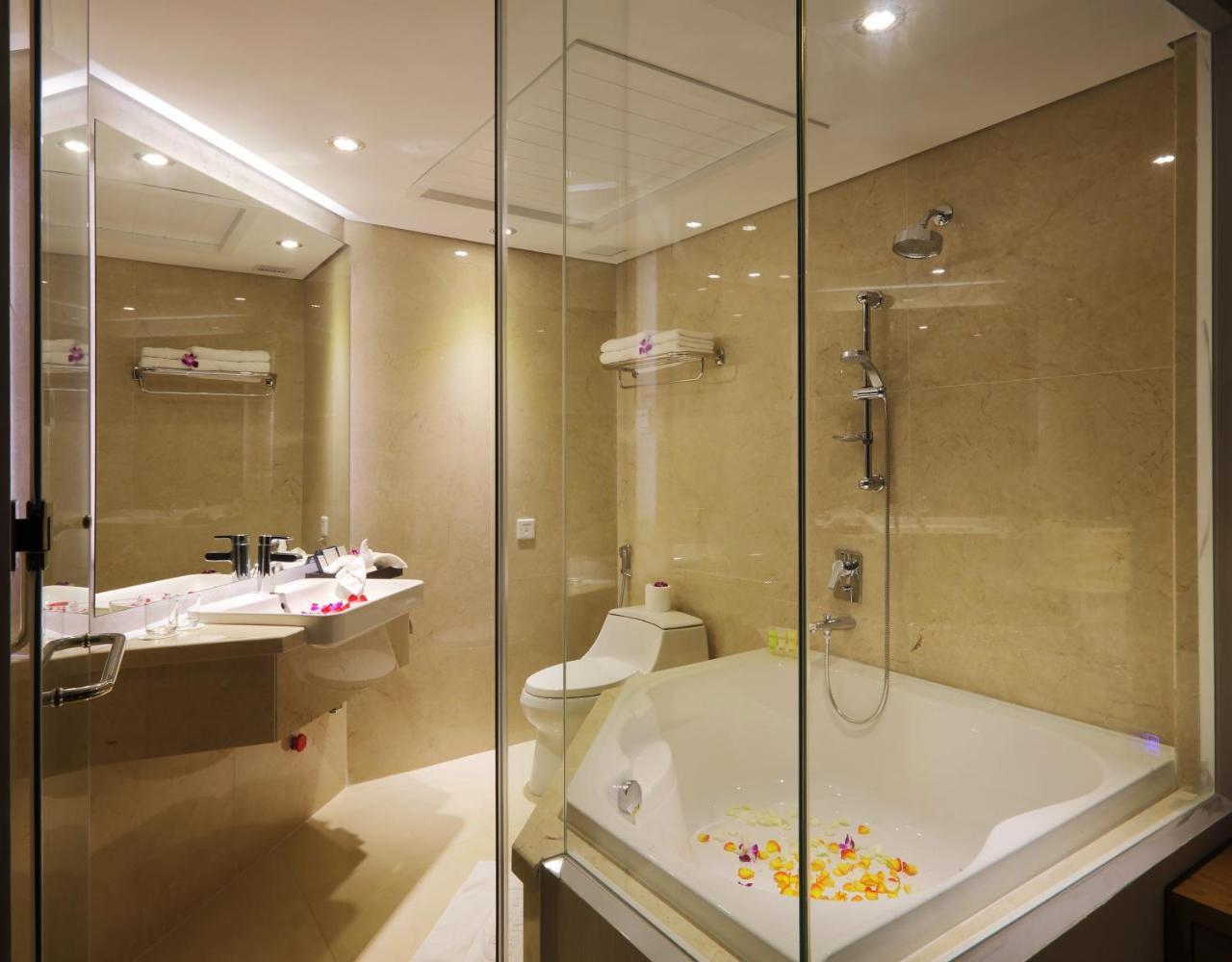 Premium Double Bathtub Window