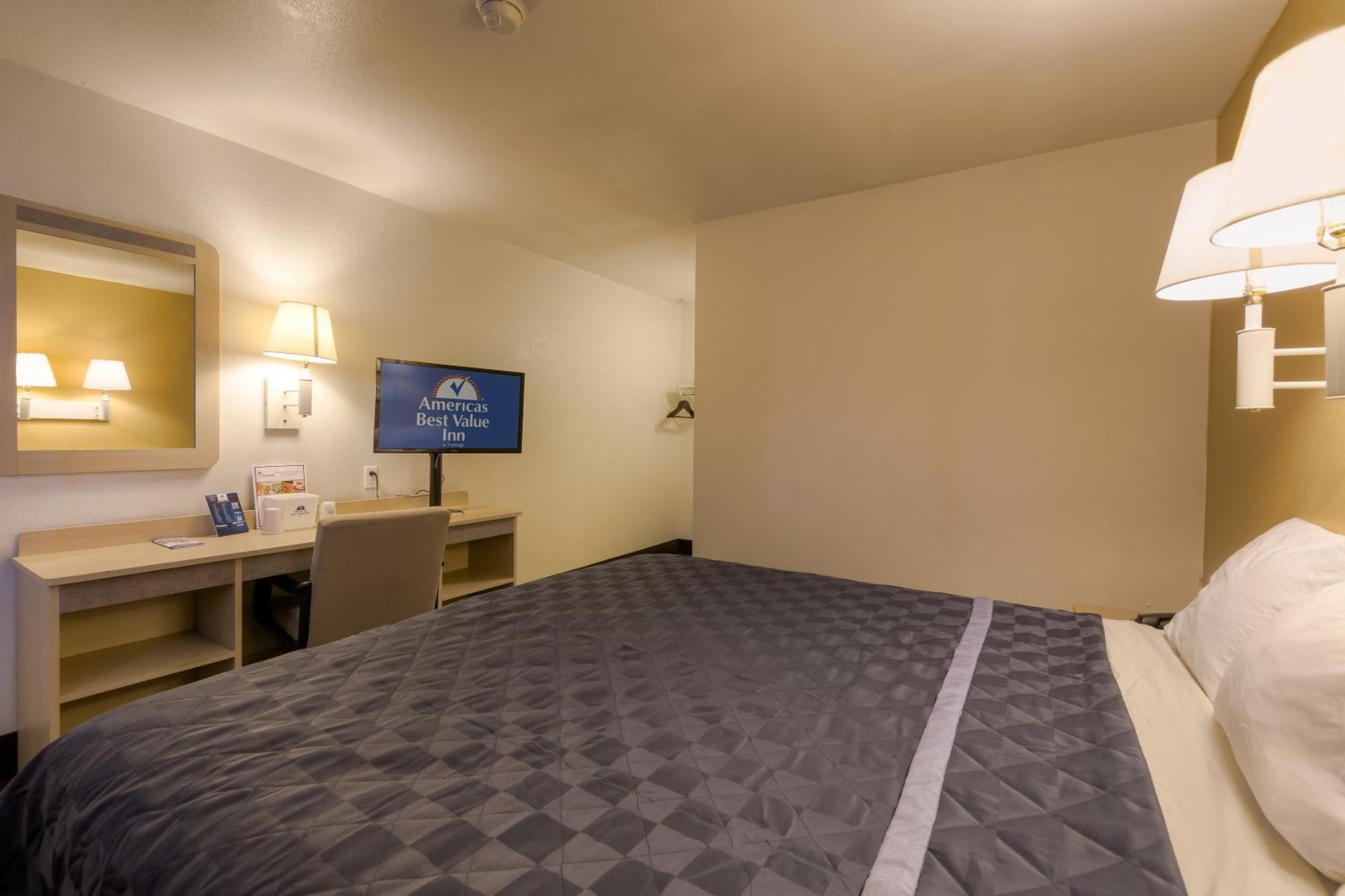 Deluxe Queen Room with Kitchenette - Smoking