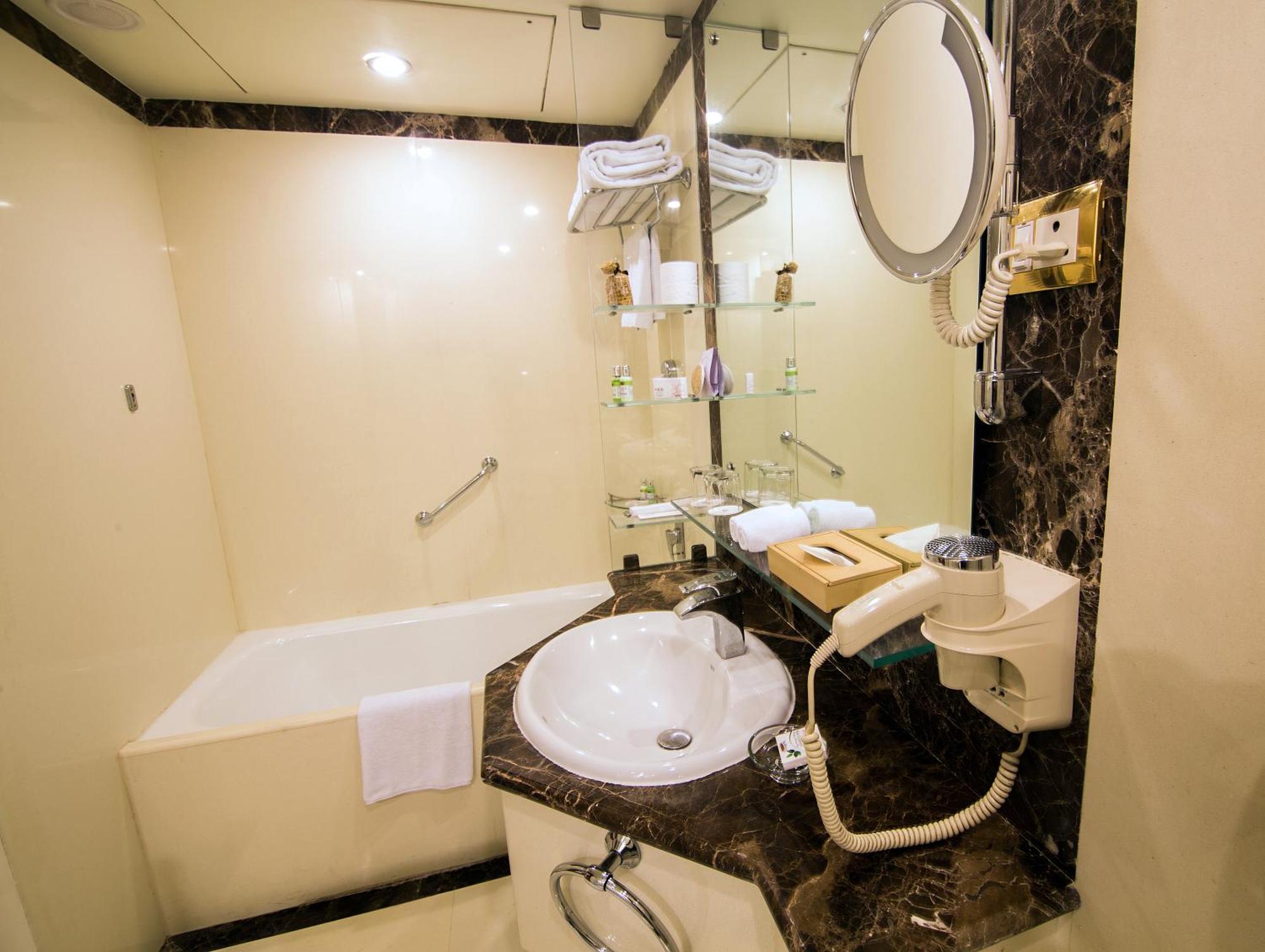 Premier Room with King or Twin Bed,982292380:JPEG