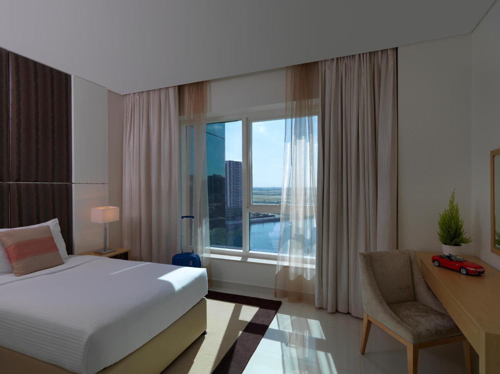 Deluxe Room kitchenette Canal View