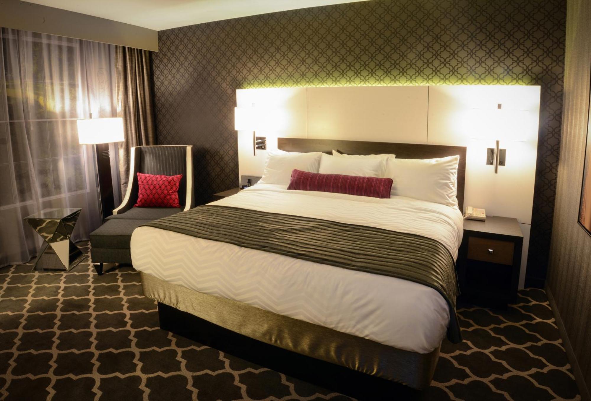 Superior King Room Courtyard View