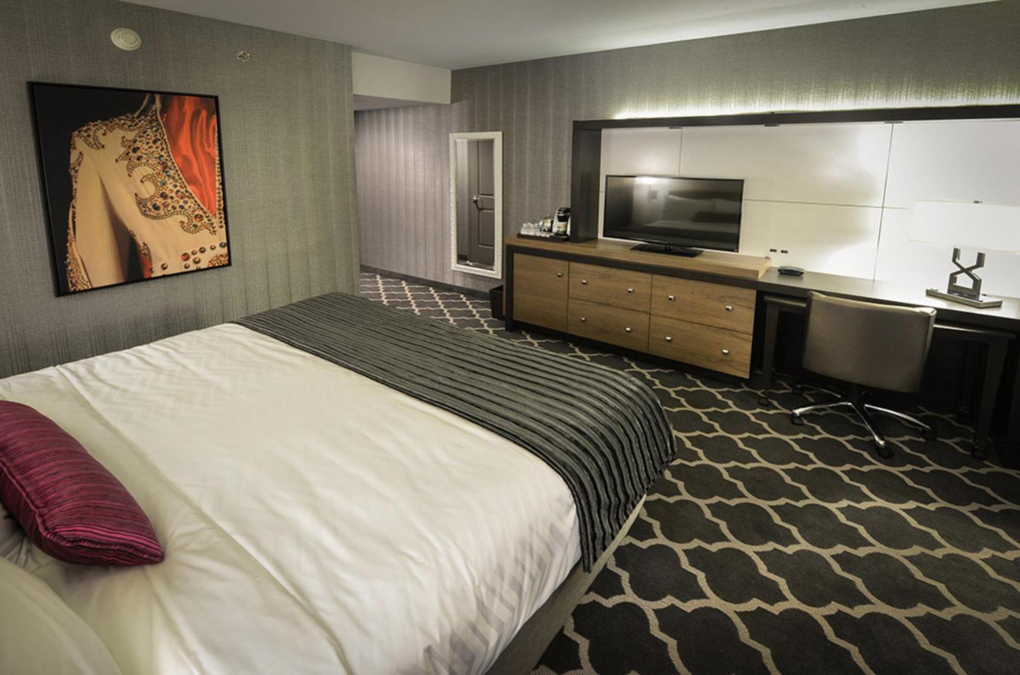 Superior King Room Courtyard View