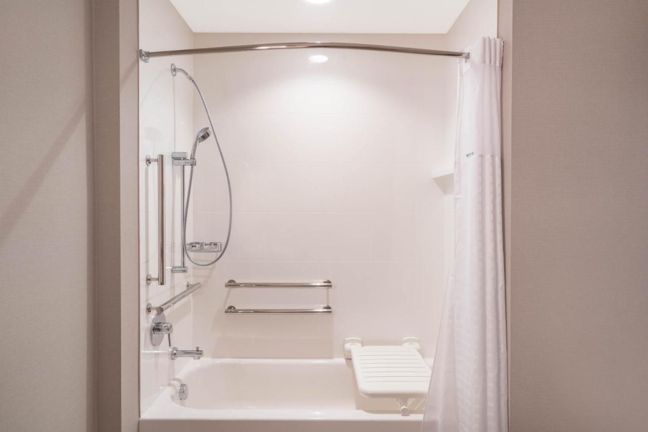 King Room with Bath Tub - Mobility and Hearing Access