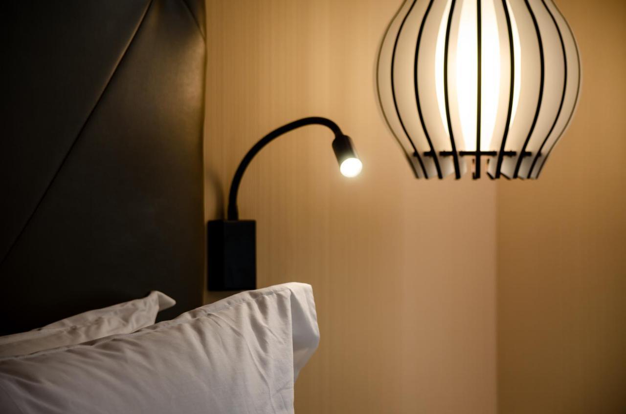 Suite with Street View,743932207:JPEG