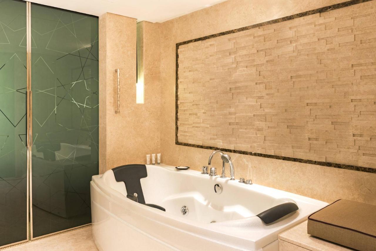 Le Royal Club Room Larger Room Executive Lounge Access