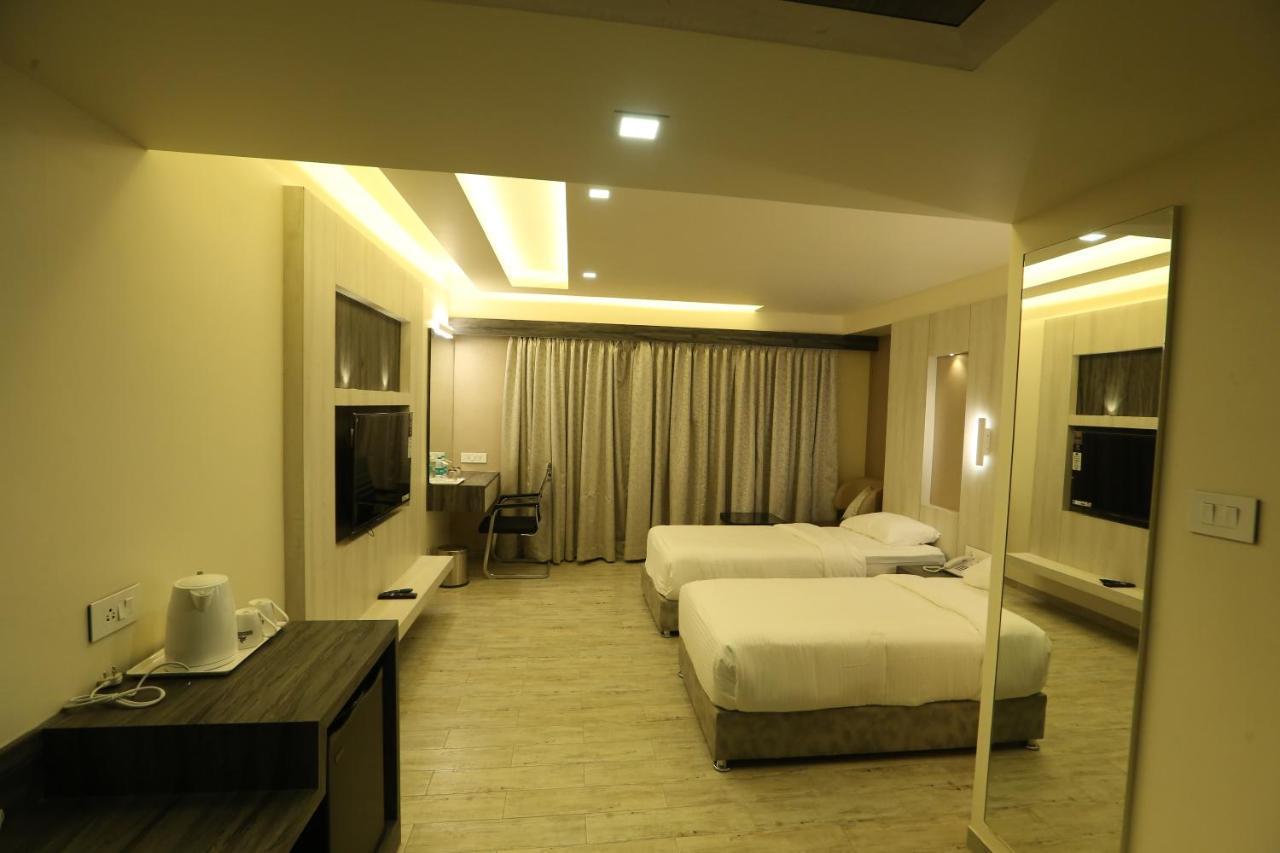 Deluxe Double Room (2 Adults + 1 Child)