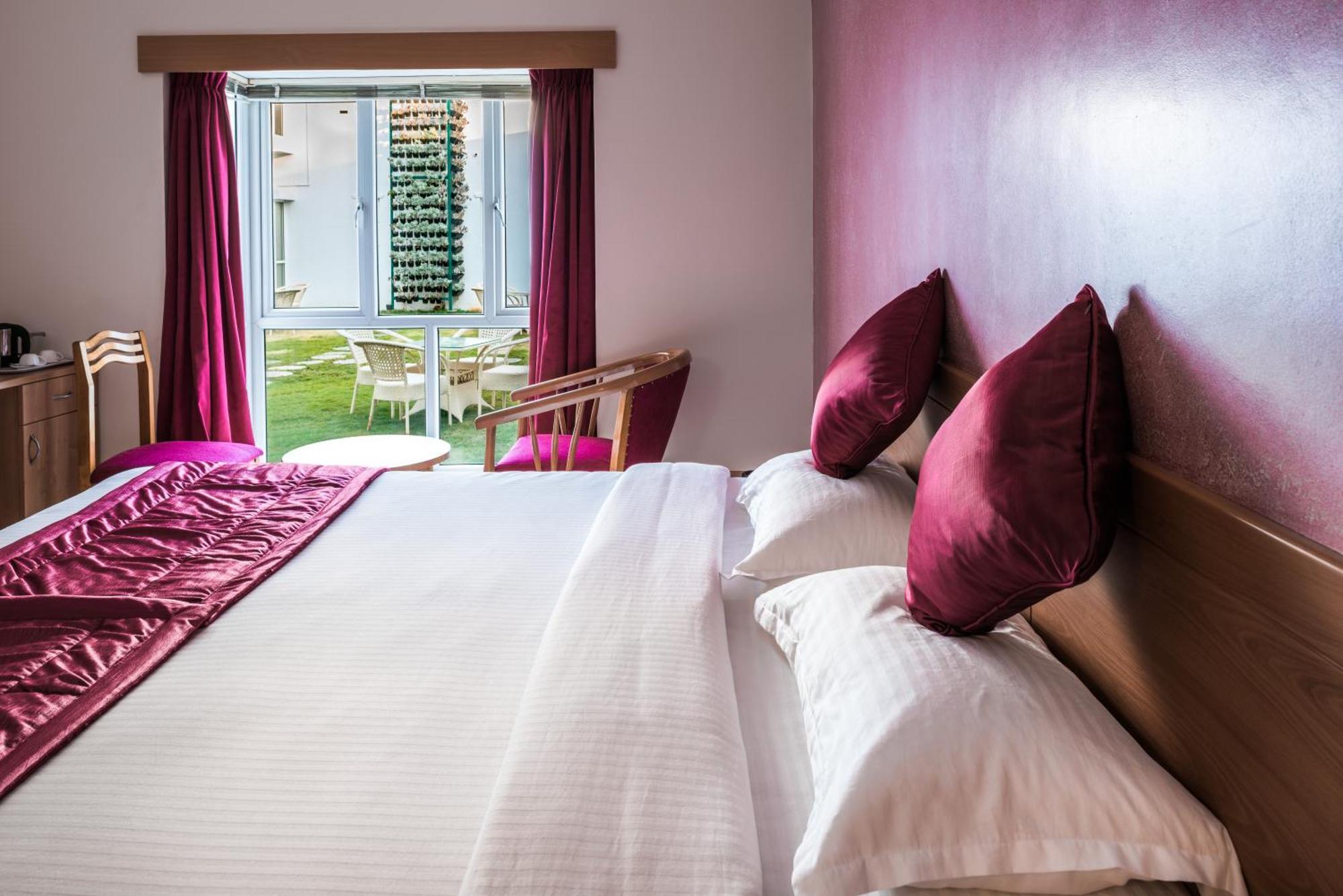 Deluxe Double or Twin Room Garden View