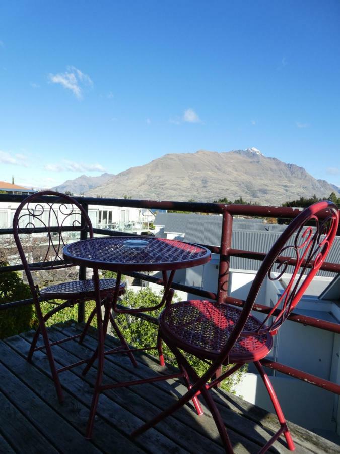 One-Bedroom Apartment with Lake View