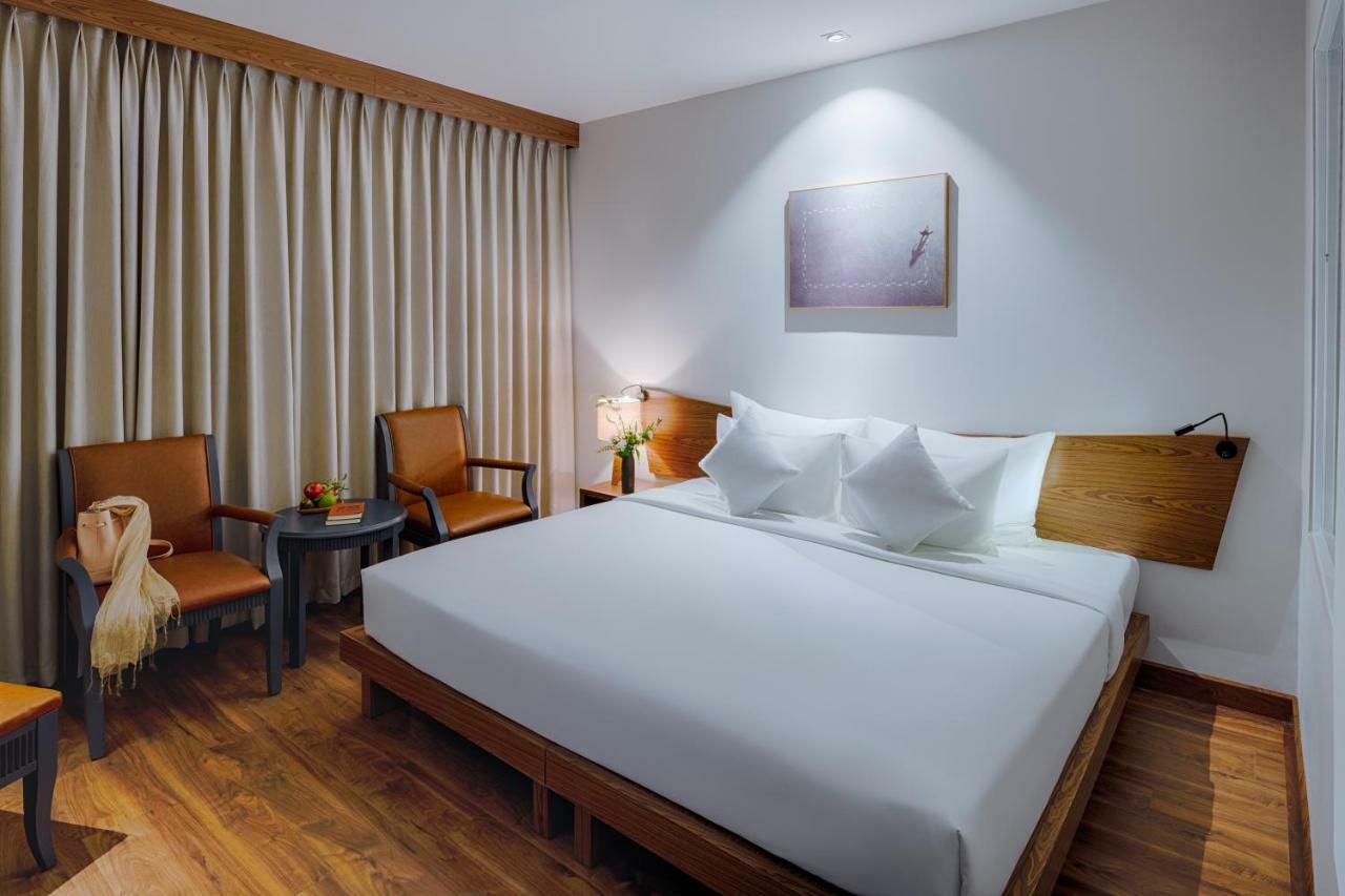Deluxe double or twin room small window