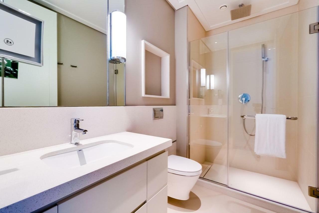 Three-Bedroom Apartment Partial Burj Khalifa View