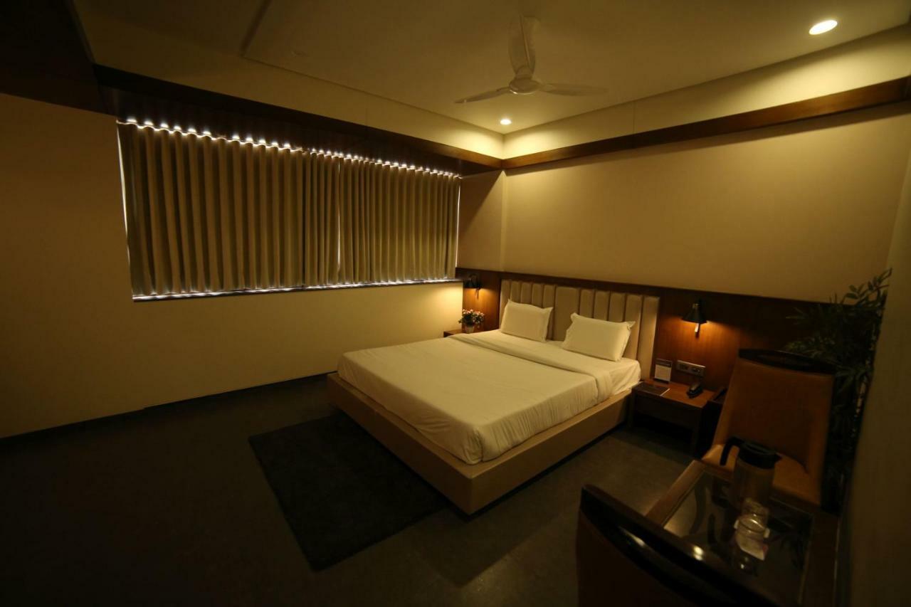 Suite,830933774:JPEG