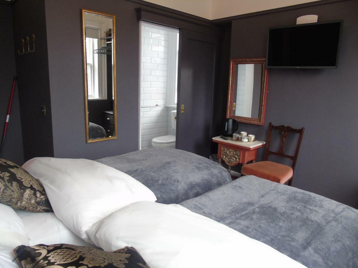 Twin Room Private Bathroom