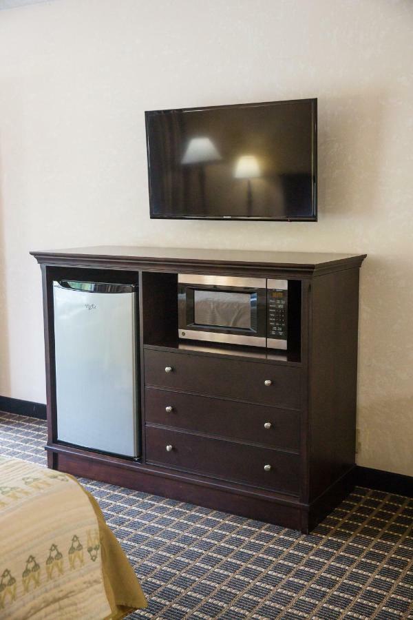 Single King Smoking Guestroom