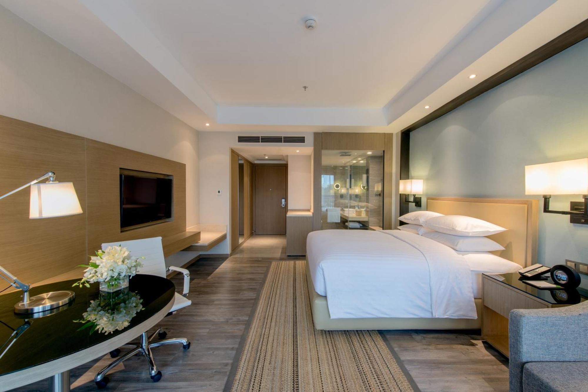 Deluxe Pool View Room Guest room 1 King Balcony