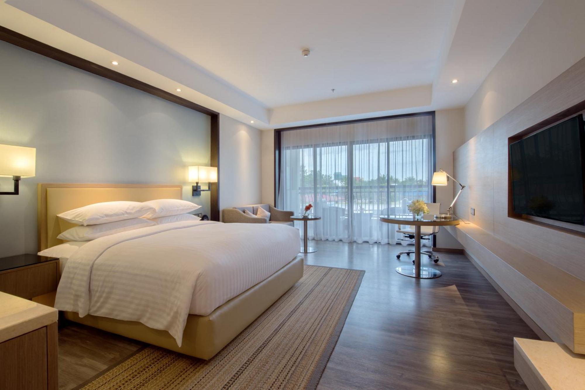 Deluxe Pool View Room Guest room 1 King Balcony