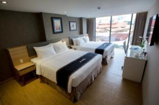 Avanti Family Room Two Queen Beds City View