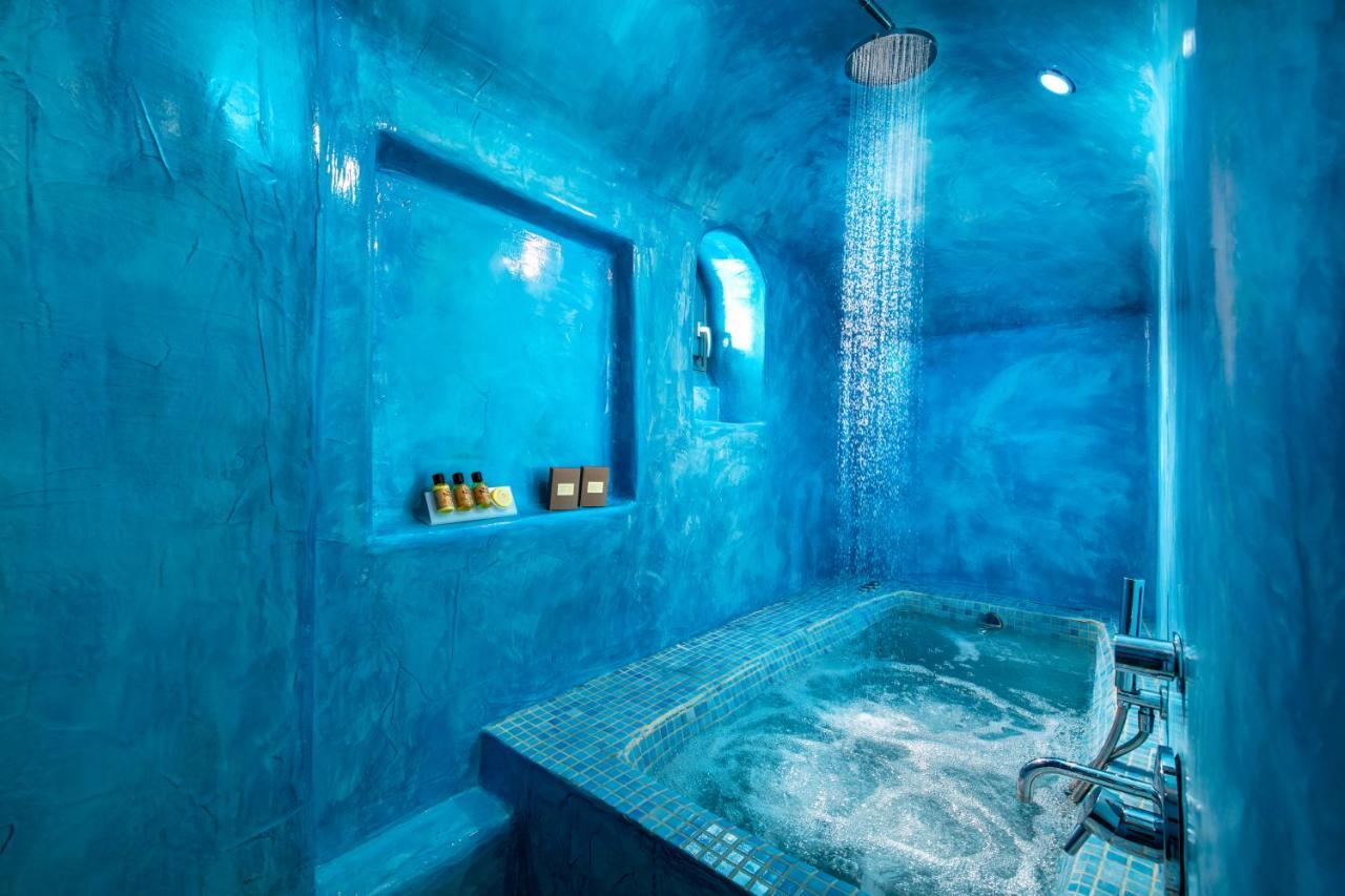 Suite Cave Hot Tub