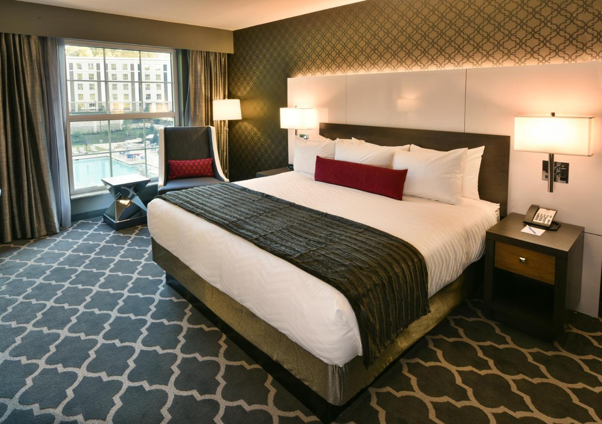 Superior King Room Courtyard View