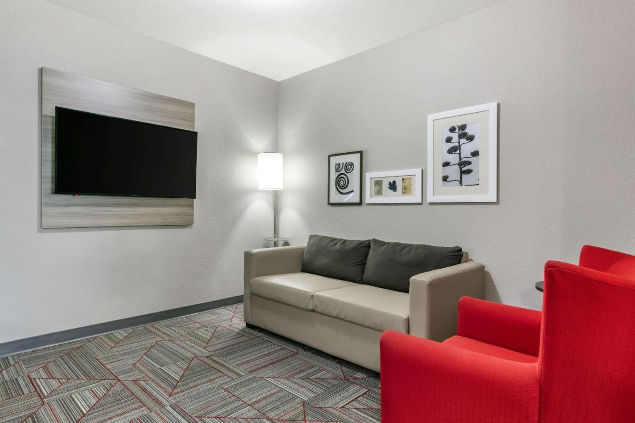 Queen Suite with Two Queen Beds and Sofa Bed - Non-Smoking