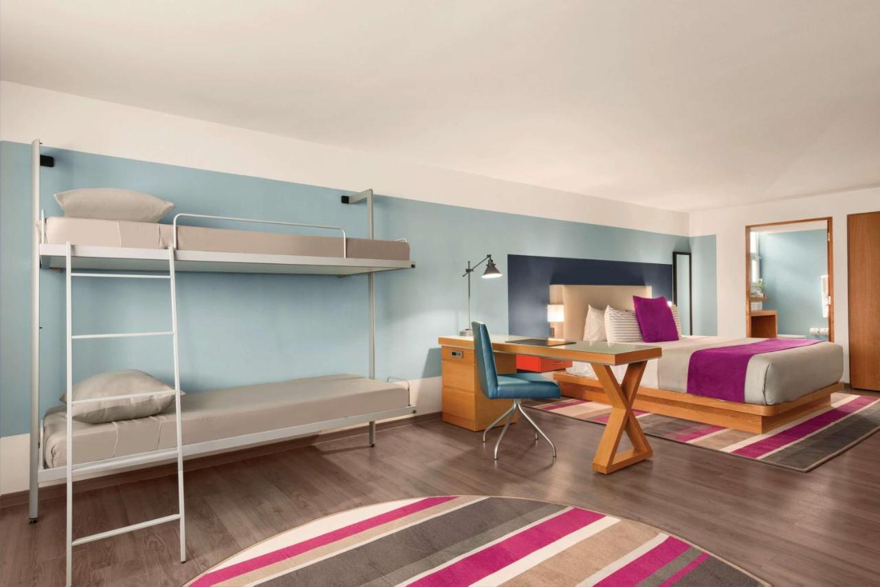 1 king bed 2 bump beds Family Suite